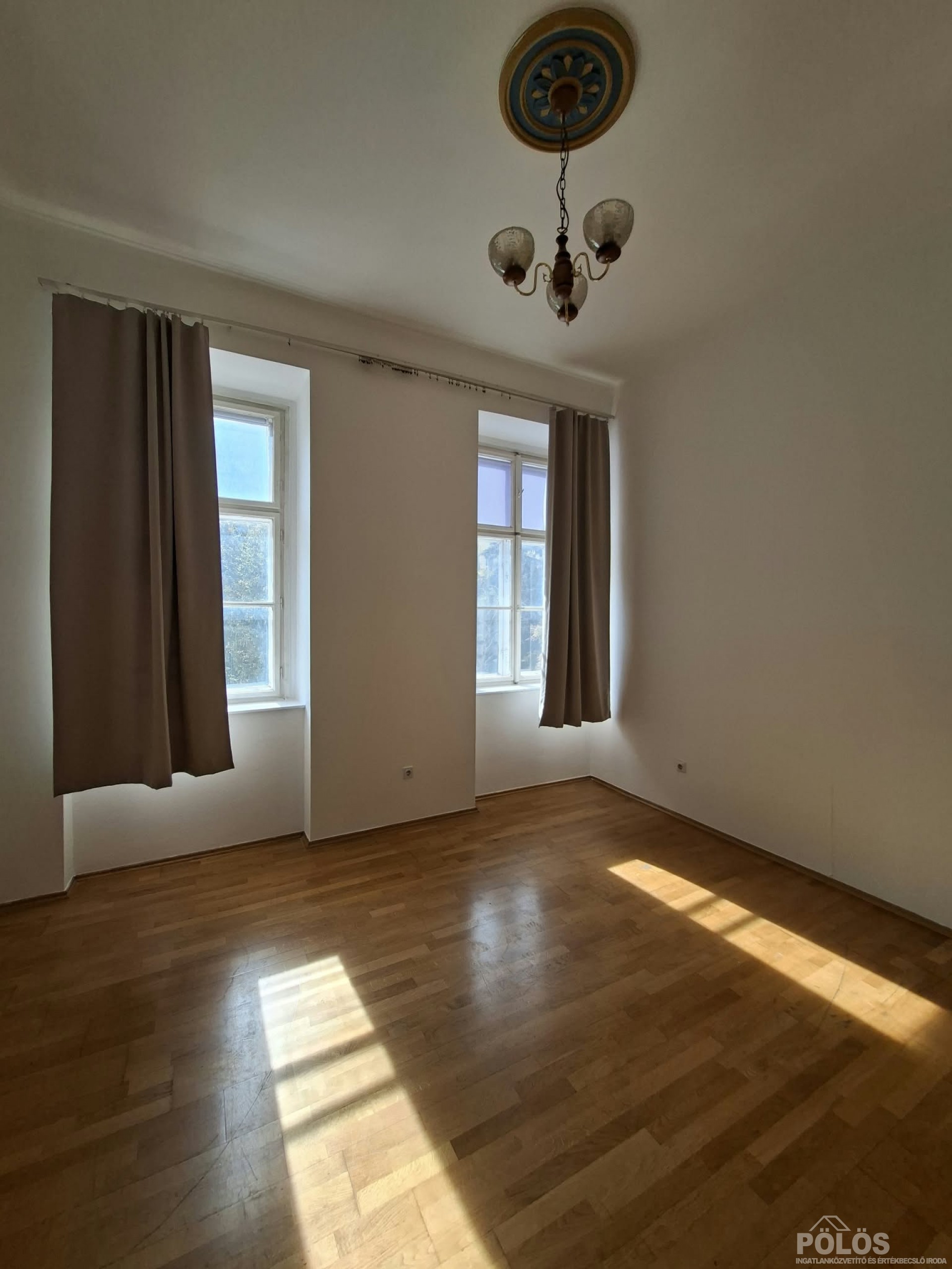 Széchenyi téren központi helyen 41 m2-es lakás kiadó