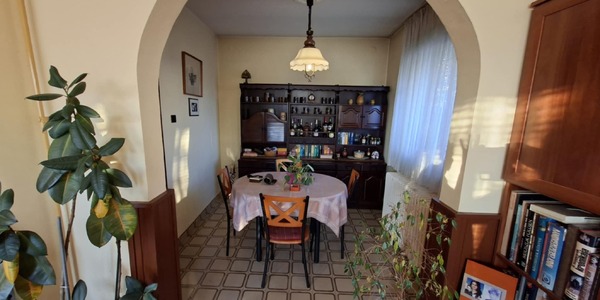 Belvároshoz közel jó állapotú önálló családi ház eladó