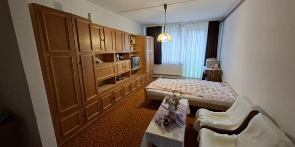 Jereván lakótelepen mfszt.53 m2-es francia erkélyes lakás eladó