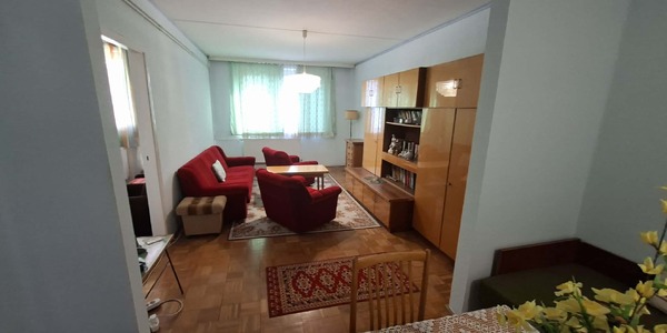 Király Jenő utcában 65 m2-es 3 szoba hallos erkélyes lakás eladó