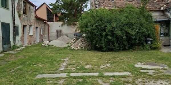 Belvárosban csendes helyen felújításra szoruló házrész eladó